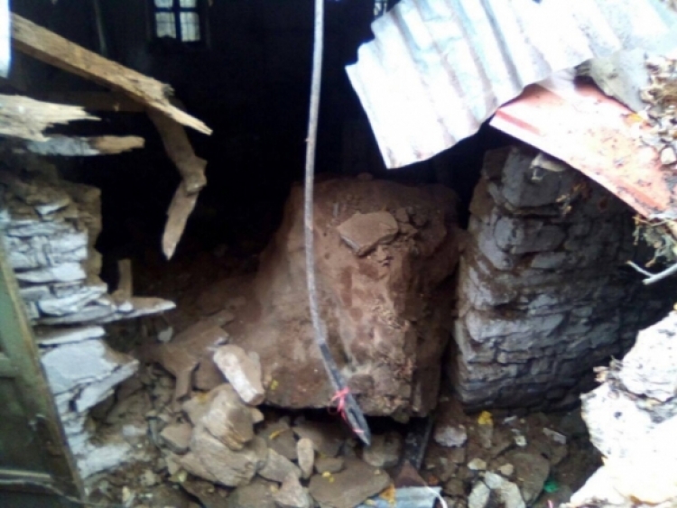 Mat, shkëputet shkëmbi dhe shkatërron shtëpinë, plagoset rëndë pronari