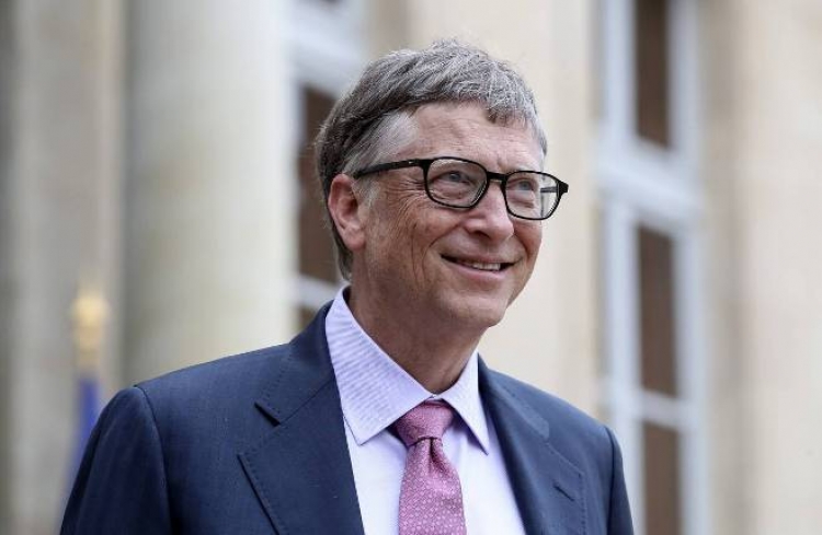 Bill Gates “bie” nga froni, vendin ja zë...[FOTO]