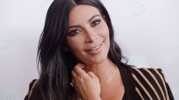 Kim Kardashian na ëmbëlson ditën, publikon foto të Saint West