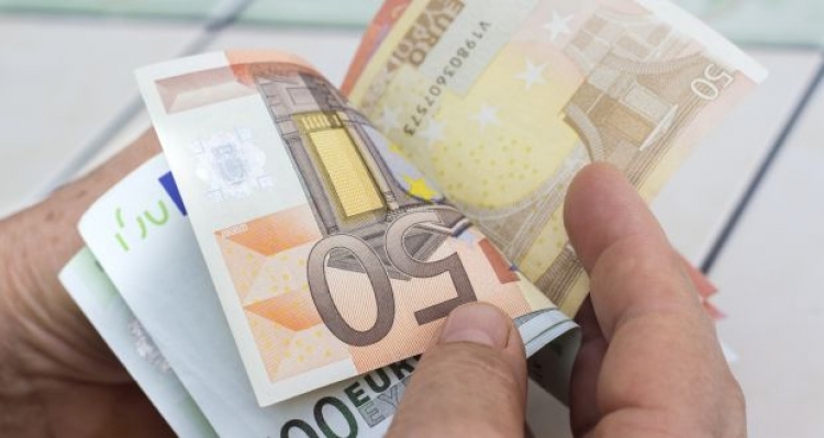 Euro shkon për fundi, turistët forcojnë monedhën vendas