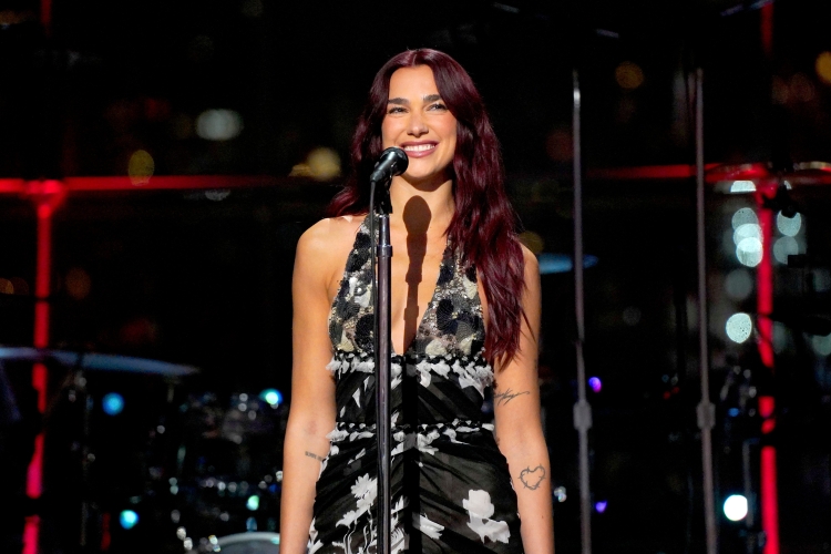 Dua Lipa vendos rekord historik në Spotify, bëhet artistja e parë femër që arrin këtë sukses