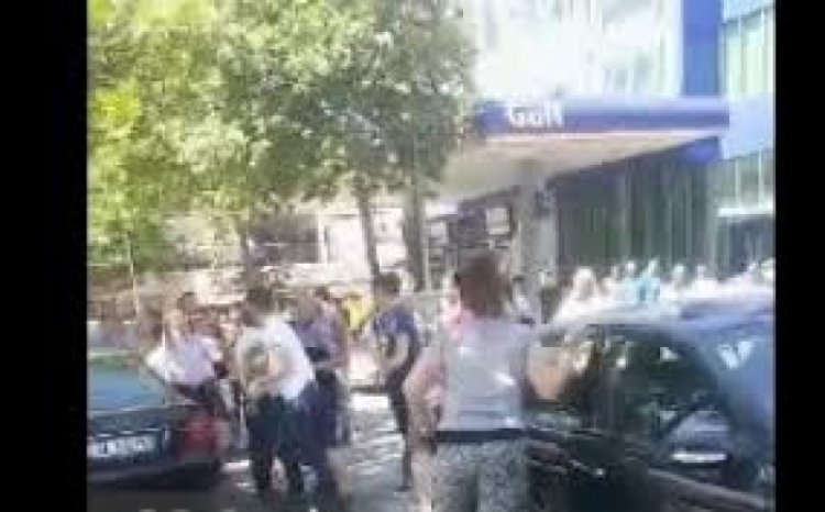 Durrës/ Shufra hekuri dhe dërrasa, përgjaken disa persona në sherrin e ndodhur në plazh