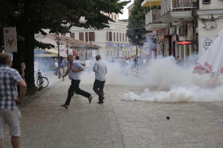 Përleshje e tension, Shkodra mbyll protestën pasi ikën Rama