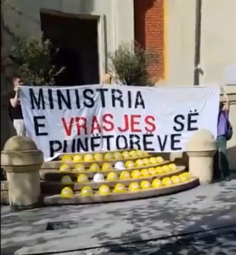 1 Maji, minatorët në protestë, shkallët e Ministrisë 'kthehen' në minierë [FOTO/VIDEO]