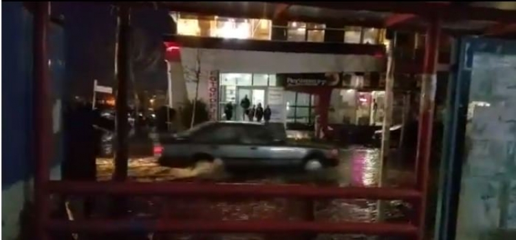 Reshjet e shiut përmbytin Durrësin, vështirësohet qarkullimi
