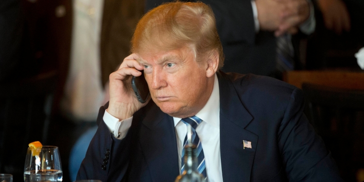 Shërbimet sekrete detyrojnë Donald Trump t’u dorëzojë telefonin