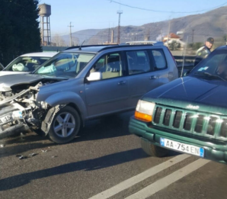 Elbasan, aksidentohen dy automjete në zonën e Metalurgjikut, nuk raportohet për të lënduar