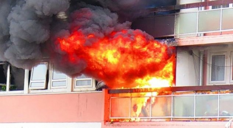 Shpërthen bombula, merr flakë pallati në Vlorë, ndërhyjnë zjarrfikësit