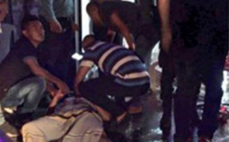 Plagosen 31 persona, burrë e grua hedhin eksploziv në një klub [VIDEO]