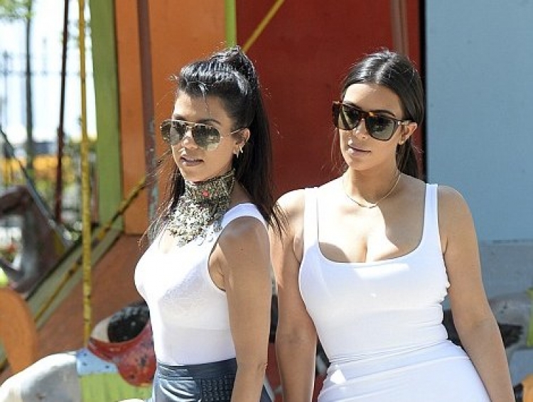 Motrat Kardashian “rritin temperaturat” kudo që shkojnë