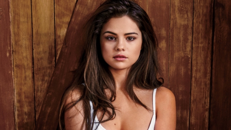 Upsss! Selena Gomez përfomon 'e përgjakur', zbulon mbathjet në skenë! [FOTO]