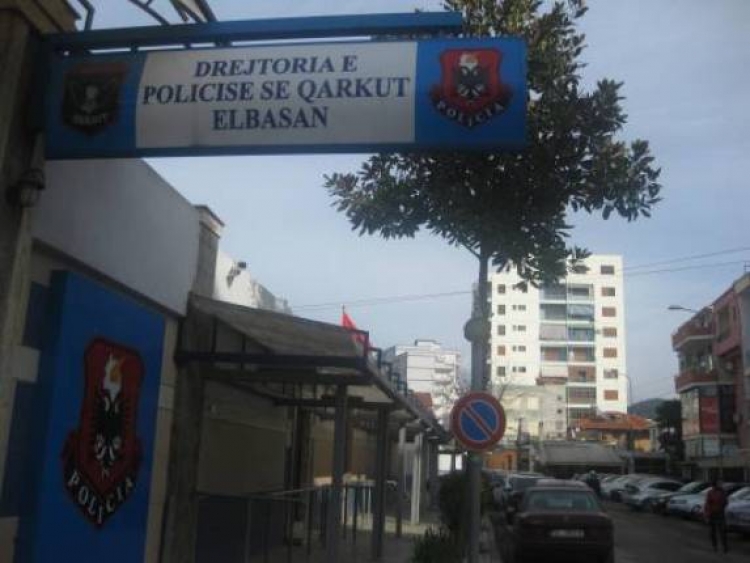 Elbasan, gjendet një kallashnikovë pranë shkollës 9-vjeçare Qamil Guranjaku
