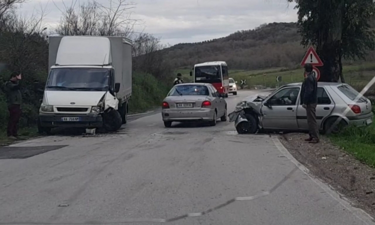 E rëndë, aksident në aksin Levan-Fier, dyshohet për viktima