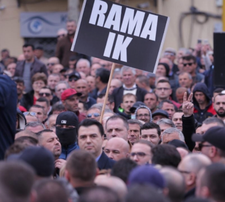 Mbyllet seanca plenare, protestuesit zhvendosen drejt KQZ-së për të dorëzuar refuzimin e kandidatëve për deputetë