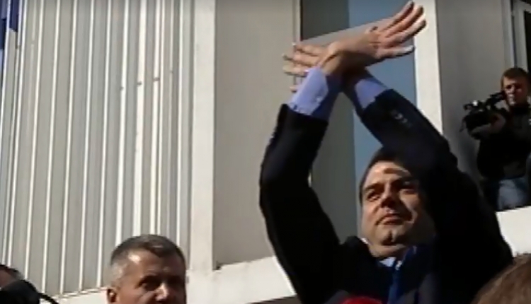 Lulzim Basha mbyll protestën duke kënduar Himnin e Flamurit dhe bën shqiponjën me duar