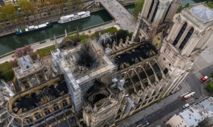 Një pishinë, parking? Çfarë do të zgjidhnit për majën e djegur të Katedrales së Parisit [FOTO]