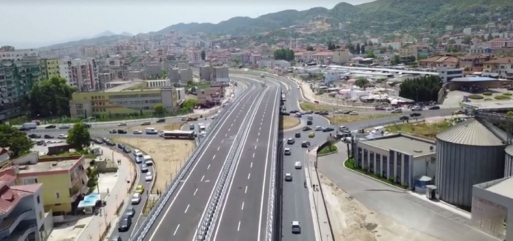 Tiranë, aksident tek Unaza e Madhe, X6 përplaset me Fordin, një i lënduar