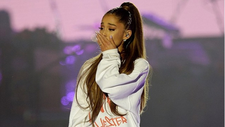 Ariana Grande publikon albumin “Sweetener”, dedikim për viktimat e Manchester