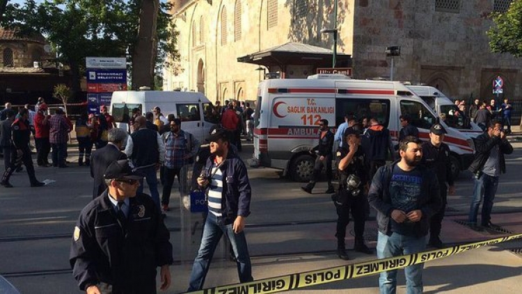Sulm kamikaz pranë një xhamie në Turqi, gruaja hedh veten në erë