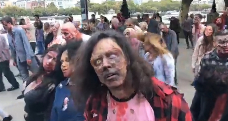 Halloween i frikshëm, Zombiet pushtojnë Londrën [VIDEO]