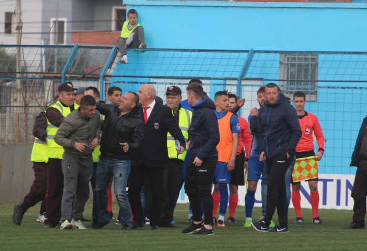 Pas dhunës në Kamëz/ Shoqata e Arbitrave merr vendimin drastik, bojkot kampionatit: ''Mjaft më, rrezikohen jetët tona''