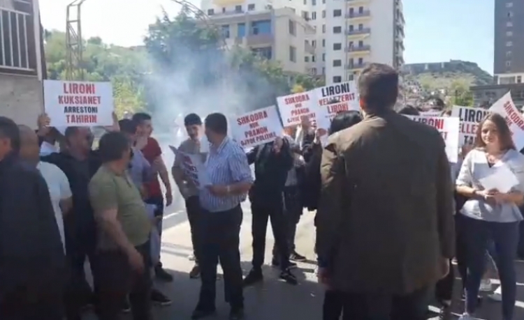 Në Gjykatën e Apelit në Shkodër nisin incidentet e para! Protestuesit hedhin tymuese[FOTO]