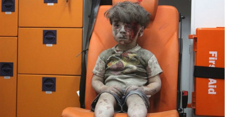 Ju kujtohet djali sirian nga foto tragjike? Shihni se si duket ai sot! [VIDEO]