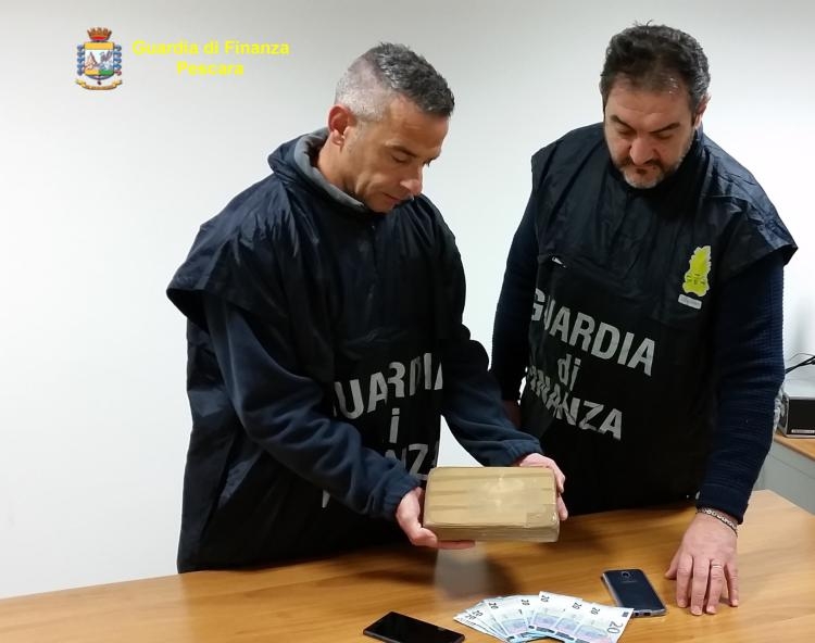 Itali. Shqiptari kapet me 200 mijë euro kokainë në makinë