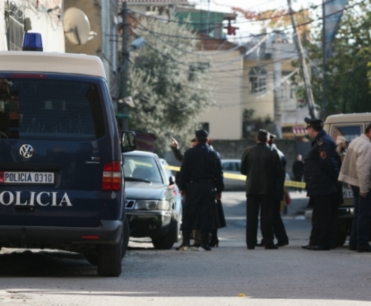 Vlorë, tritol në një zyrë avokatie pranë Gjykatës, policia rrethon zonën