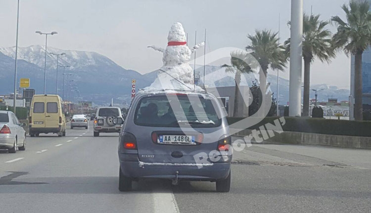 ReportIN': Makina qarkullon në autostradën Durrës-Tiranë me plak bore në tavan!