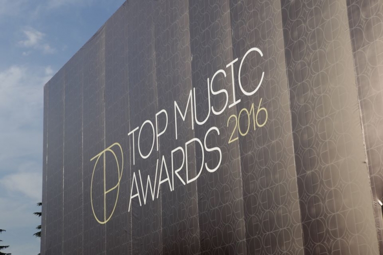 Ja si u paraqitën yjet në tapetin e kuq të “Top Music Awards” [FOTO]