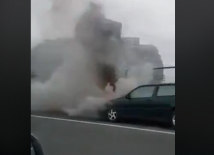 Shpërthen në flakë makina te kthesa e Kamzës, nuk raportohet për të lënduar