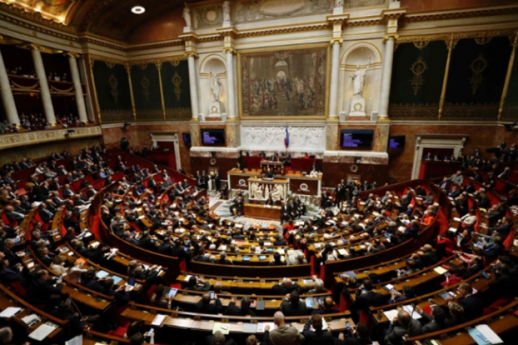 Të majtët kundër dhe 61 orë debat, miratohet projektligji për imigracionin në Francë, do të ketë masa për...