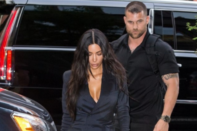 Kim Kardashian e parezistueshme, truproja i saj i kap të pasmet [FOTO]