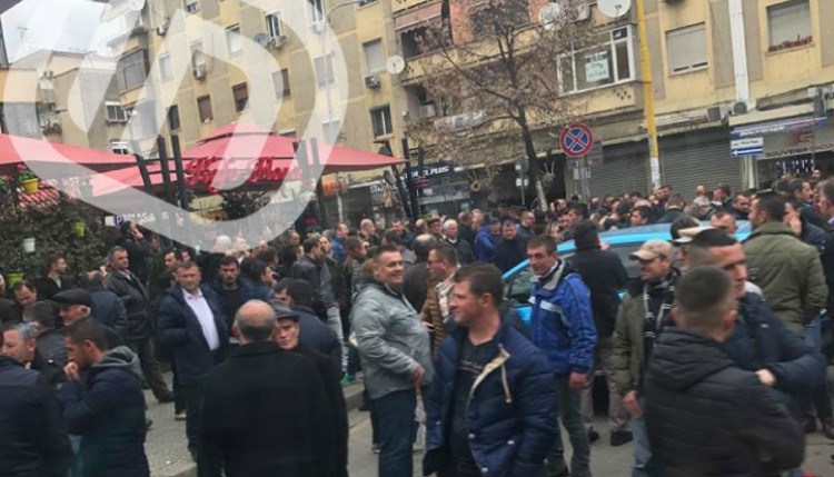 Protesta e opozitës/ Rama nuk është në zyrë, Tahiri e merr si një ditë të zakonshme [FOTO]