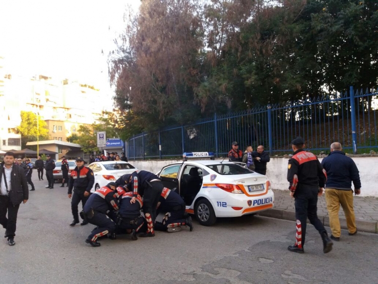 Incidente në stadiumin 'Selman Stermasi', policia shtrin në tokë dy tifozë
