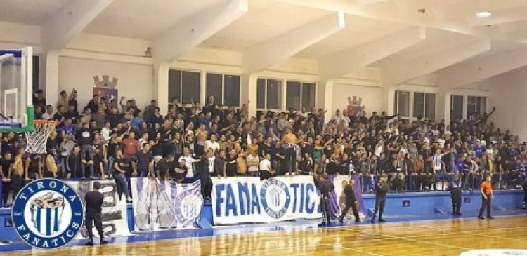 Ndërprenë derbin e kryeqytetit, policia gjobit 14 tifozë bardheblu