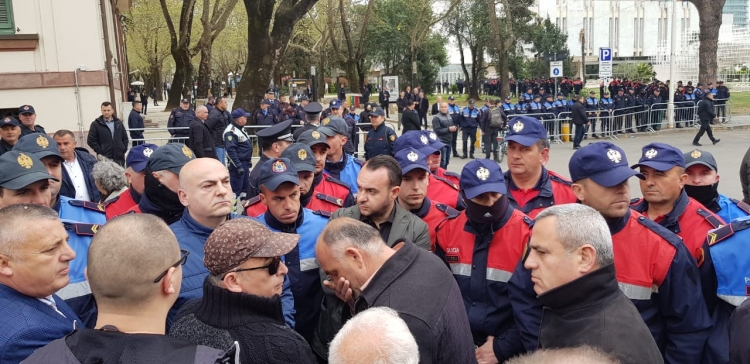 Minutë pas minute/ Nis protesta e opozitës, protestuesit përplasen me policinë [FOTO]