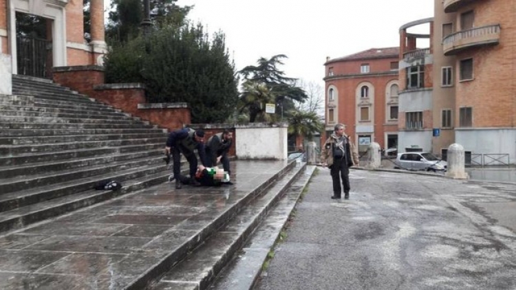 Sulm me armë në Itali, 6 të plagosur. Autori, një italian ekstremist që qëlloi mbi emigrantët[FOTO]