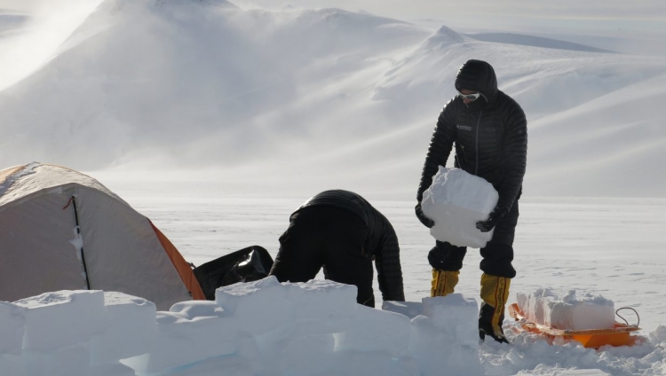 Shqiptarët për herë të parë në majën e Antarktidës, bllokohen nga moti i keq. Prej 8 ditësh në temperatura -40