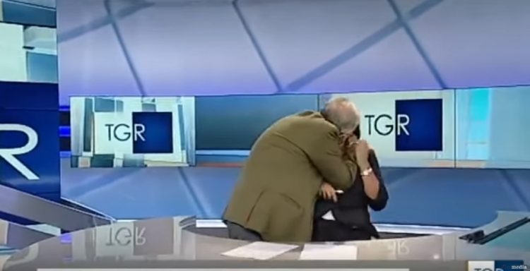 I moshuari nuk duron dhe puth gazetaren gjatë emisionit [VIDEO]
