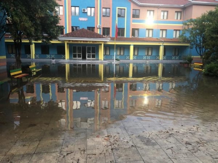 Reshjet e dendura të shiut, përmbyten 3 shkolla në Tiranë