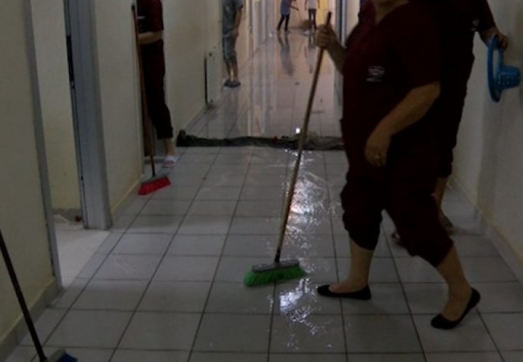 Vetëm 2 orë shi dhe spitali Shkodrës përmbytet, personeli merr fshesat [VIDEO]