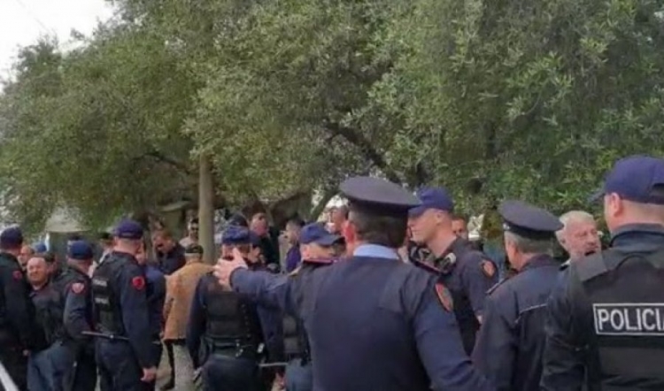 Ramës i bllokojnë rrugën në Elbasan, protestuesit përplasje me policinë dhe gura ndaj eskortës