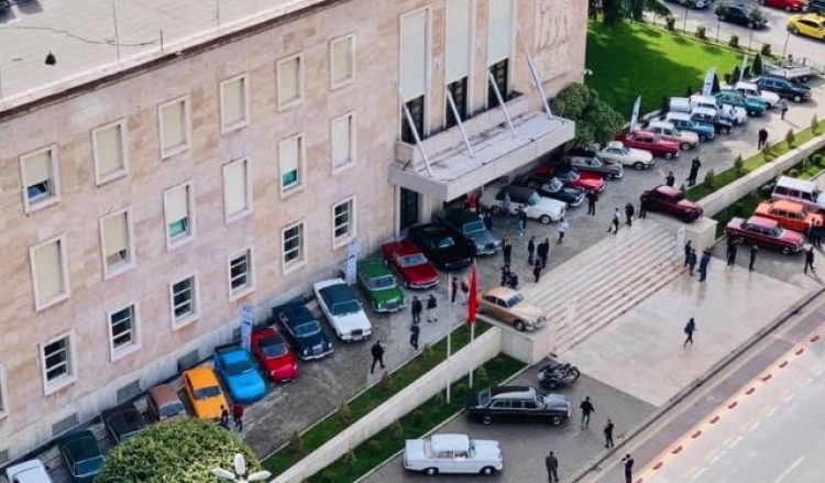 Kryeministria kthehet në parking...ç'po ndodh [FOTO]