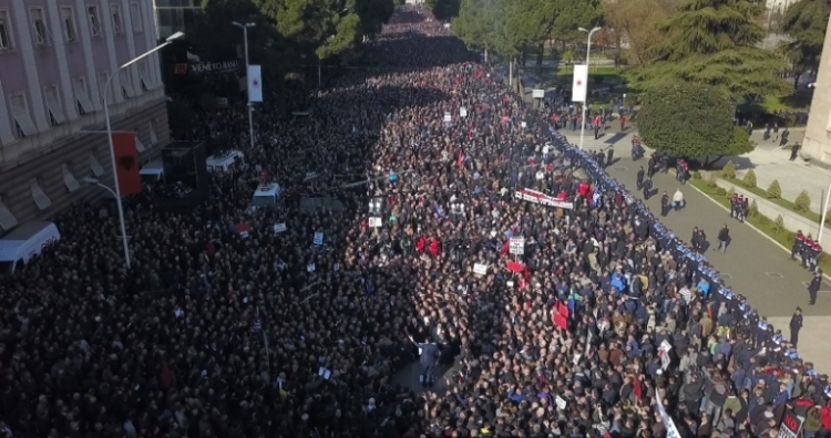 Merrni masat! Nesër protesta e opozitës në Tiranë, këto janë rrugët që do të bllokohen, ja oraret