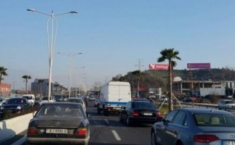 Dyndje drejt bregdetit/ Fluks automjetesh në Tiranë-Durrës, çfarë këshillon policia