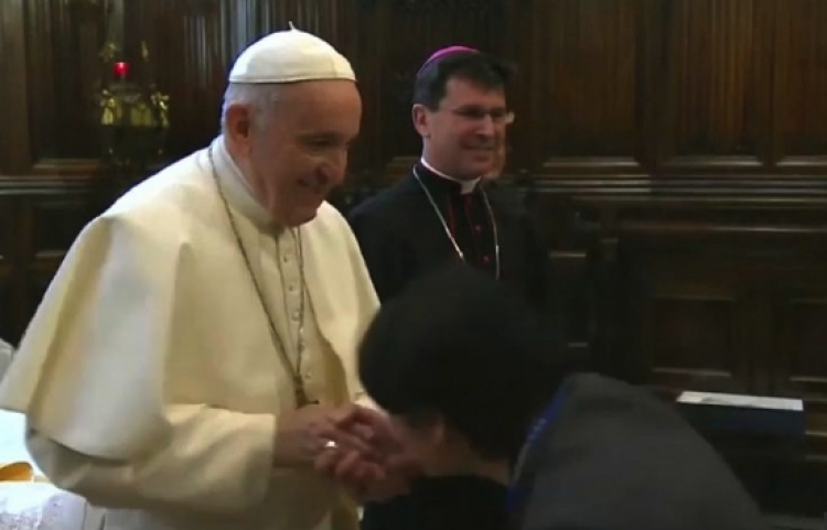 Zbulohet arsyeja se përse Papa Françesku nuk lejon t’i puthin dorën [VIDEO]