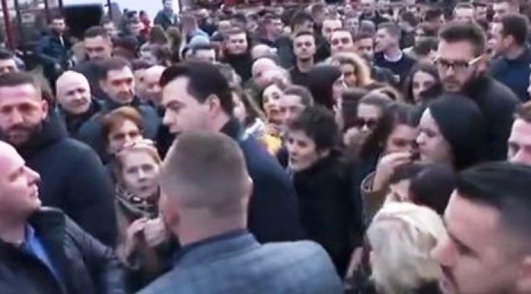 Mbyllet protesta para Kryeministrisë, Basha njofton se vijon të enjten tjetër, protestuesit nisin të largohen