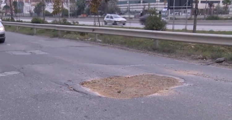 Rrugë si në Kabul, aksi dytësor Tiranë-Durrës i degraduar dhe i rrezikshëm [VIDEO]